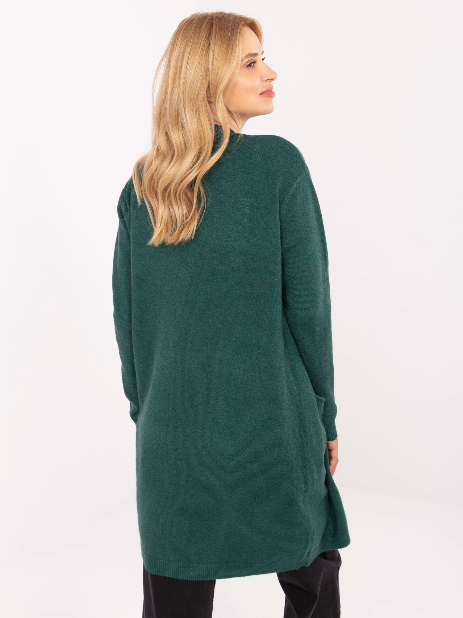 Dunkelgrüner Cardigan mit Modalanteil.