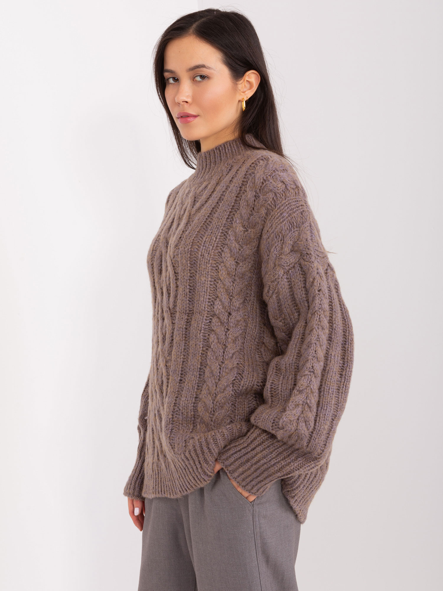 Brązowy sweter z warkoczami i ściągaczami