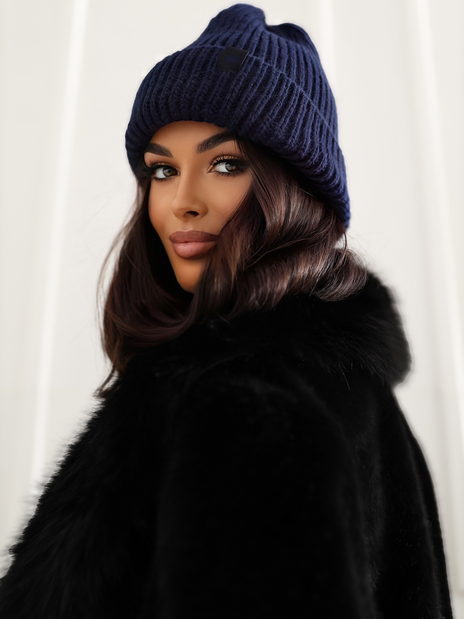 Dunkelblaue Wintermütze Beanie mit Aufnäher.