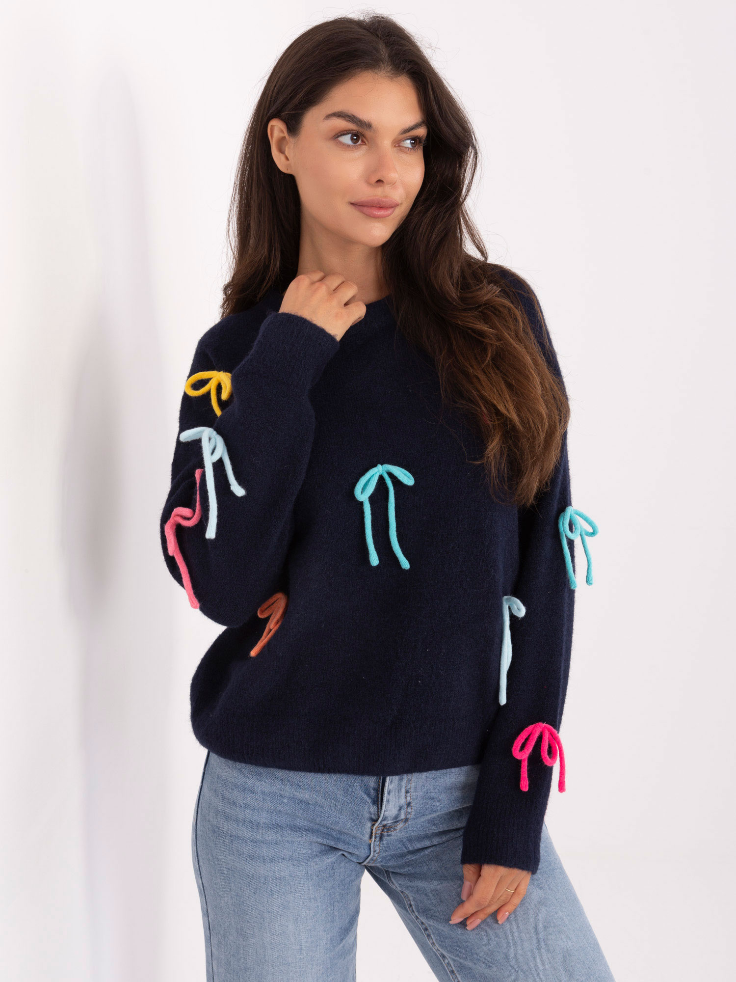Dunkelblauer Damenpullover mit Applikationen.