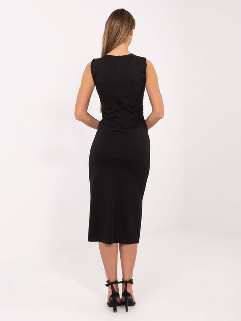 Czarna dopasowana sukienka z kieszeniami