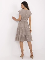 Ciemnobeżowa letnia sukienka z falbaną 