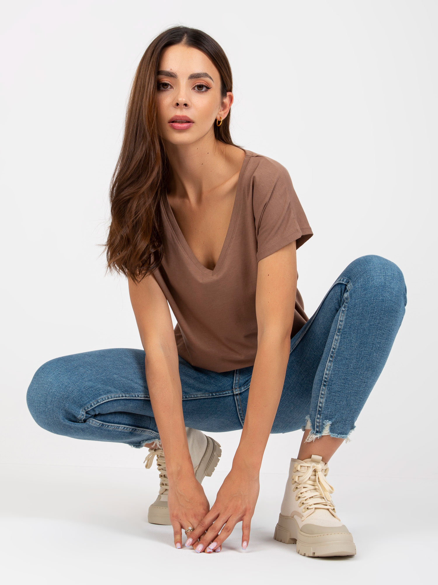 Hurt Brązowy t-shirt basic z dekoltem w serek