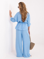 Himmelblaues Sommer-Set mit Gummizug in der Taille.
