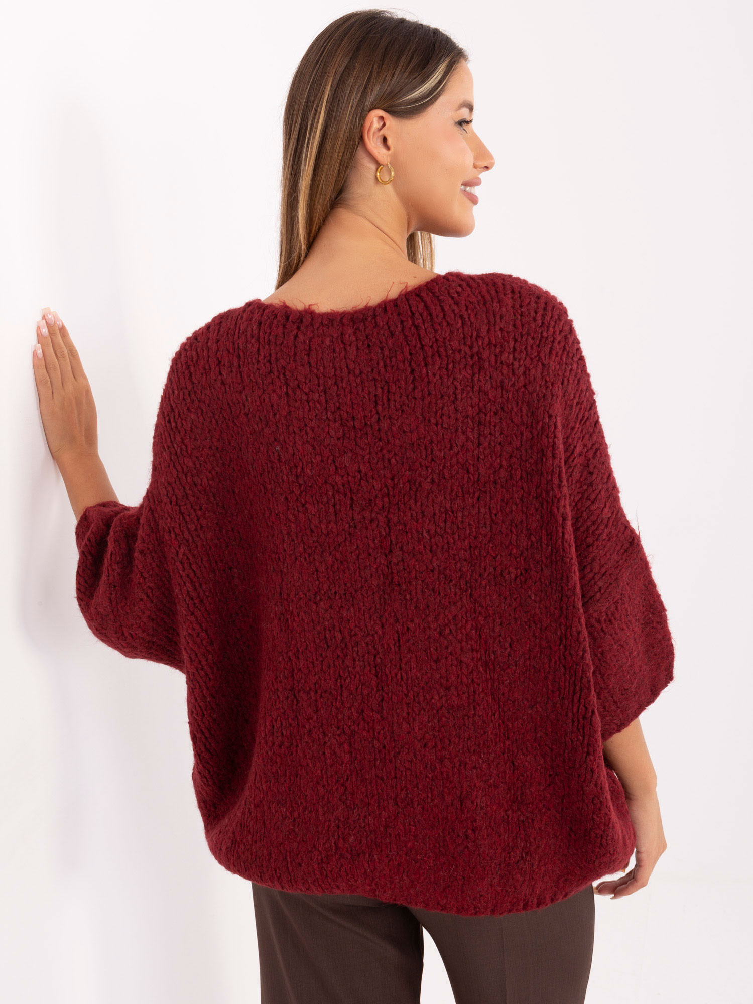 Bordowy sweter oversize z rękawem 3/4