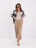 Kamelfarbene Cord-Hose mit Cargo-Taschen und Bindegürtel.