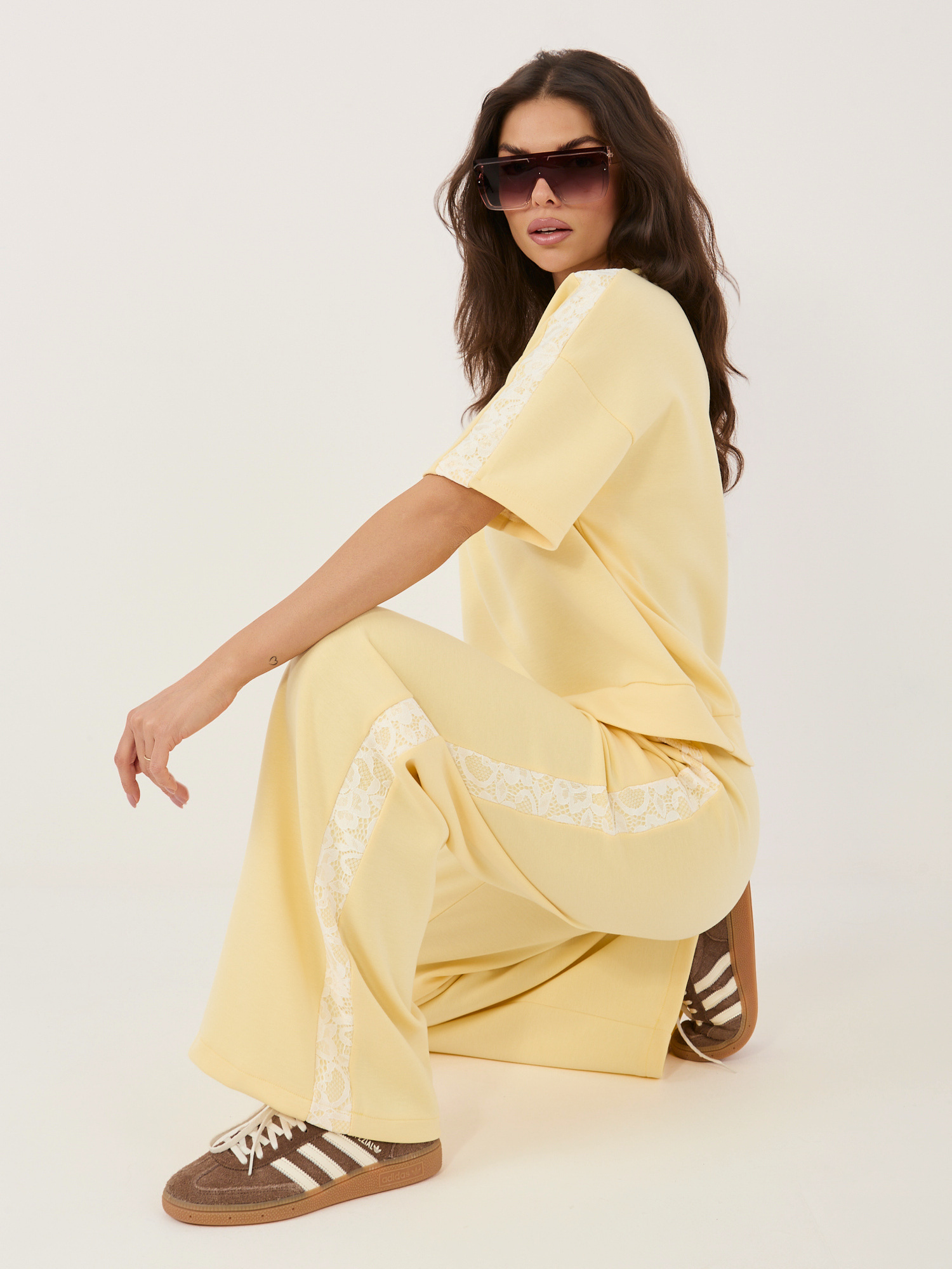 Jasnożółte dresowe spodnie z koronkowymi lampasami