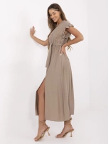 Ciemnobeżowa sukienka z falbankami przy rękawach