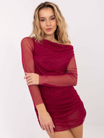 Burgundowa koktajlowa sukienka z lejącym dekoltem