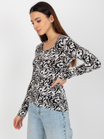 Hurtownia Biało-czarna dopasowana bluzka we wzory