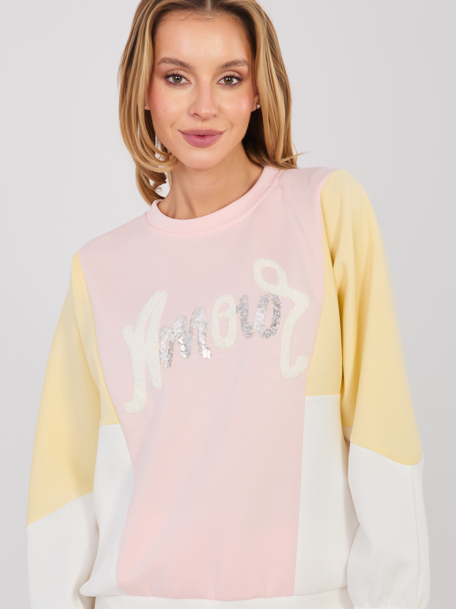 Pastelově růžový komplet s vyvýšeným nápisem RUE PARIS.
