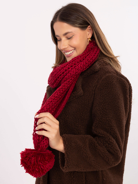 Czerwony długi szal damski