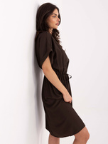 Ciemnobrązowa sukienka z gumką w talii