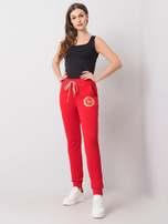 Rote stylische Jogginghosen.