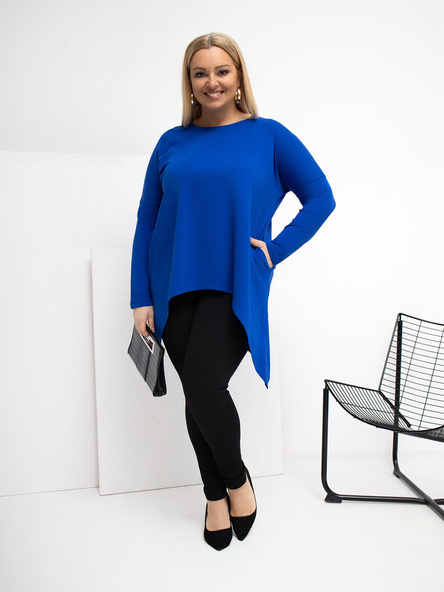 Kobaltová blůza plus size s delším zadním dílem.