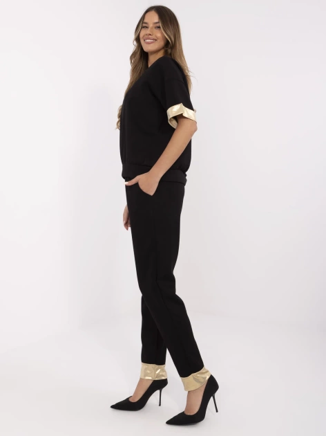 Czarny dwuczęściowy komplet ze złotymi wstawkami