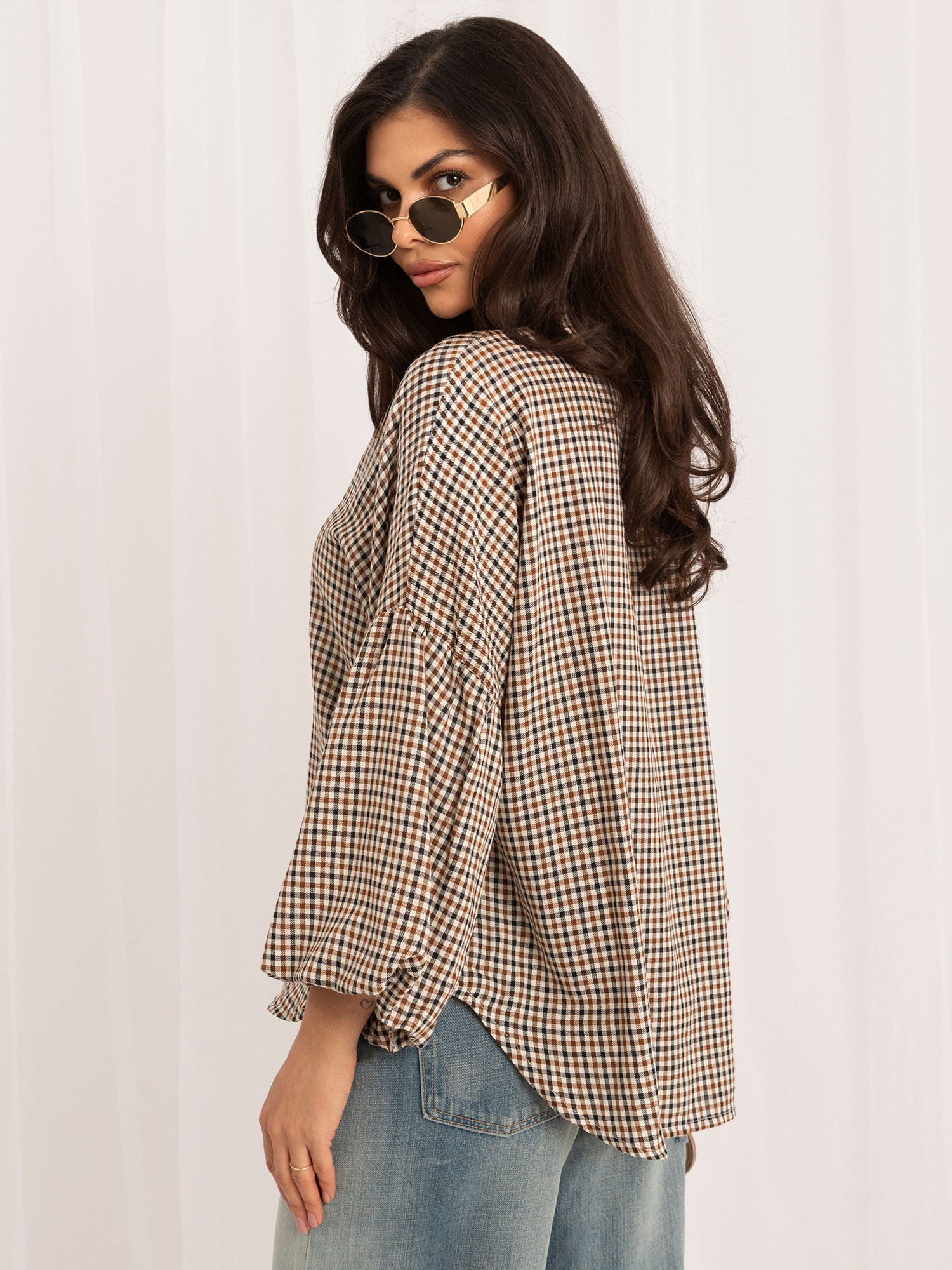Braune karierte Bluse mit Puffärmeln.