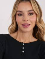 Czarna damska bluzka basic z guzikami przy dekolcie