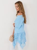 Jasnoniebieska długa bluzka z falbanami