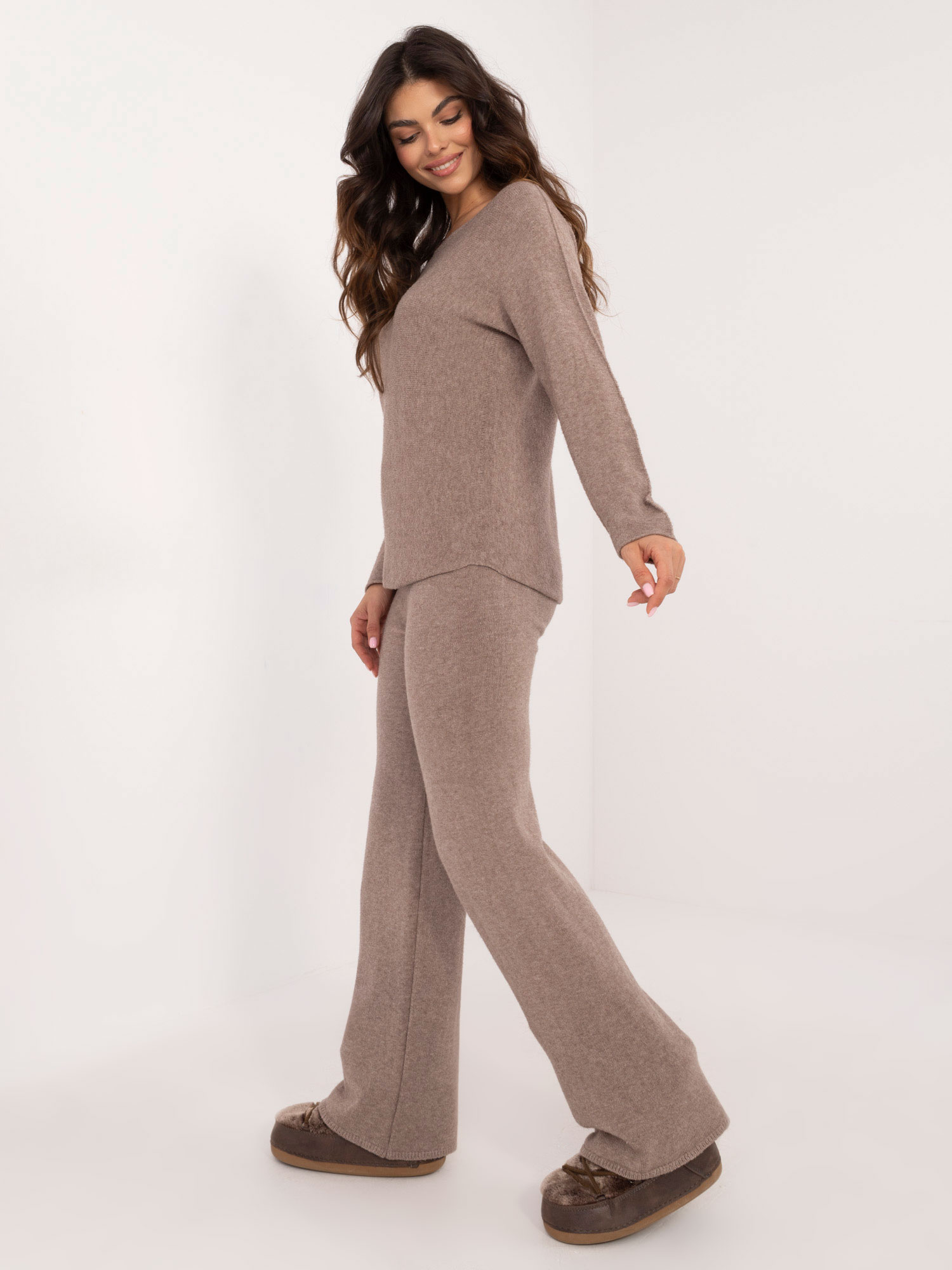 Dunkelbeige Strickanzug mit Hose.