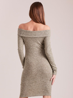 Zielona sukienka odsłaniająca ramiona