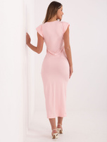 Jasnoróżowa midi sukienka z kopertowym dekoltem RUE PARIS