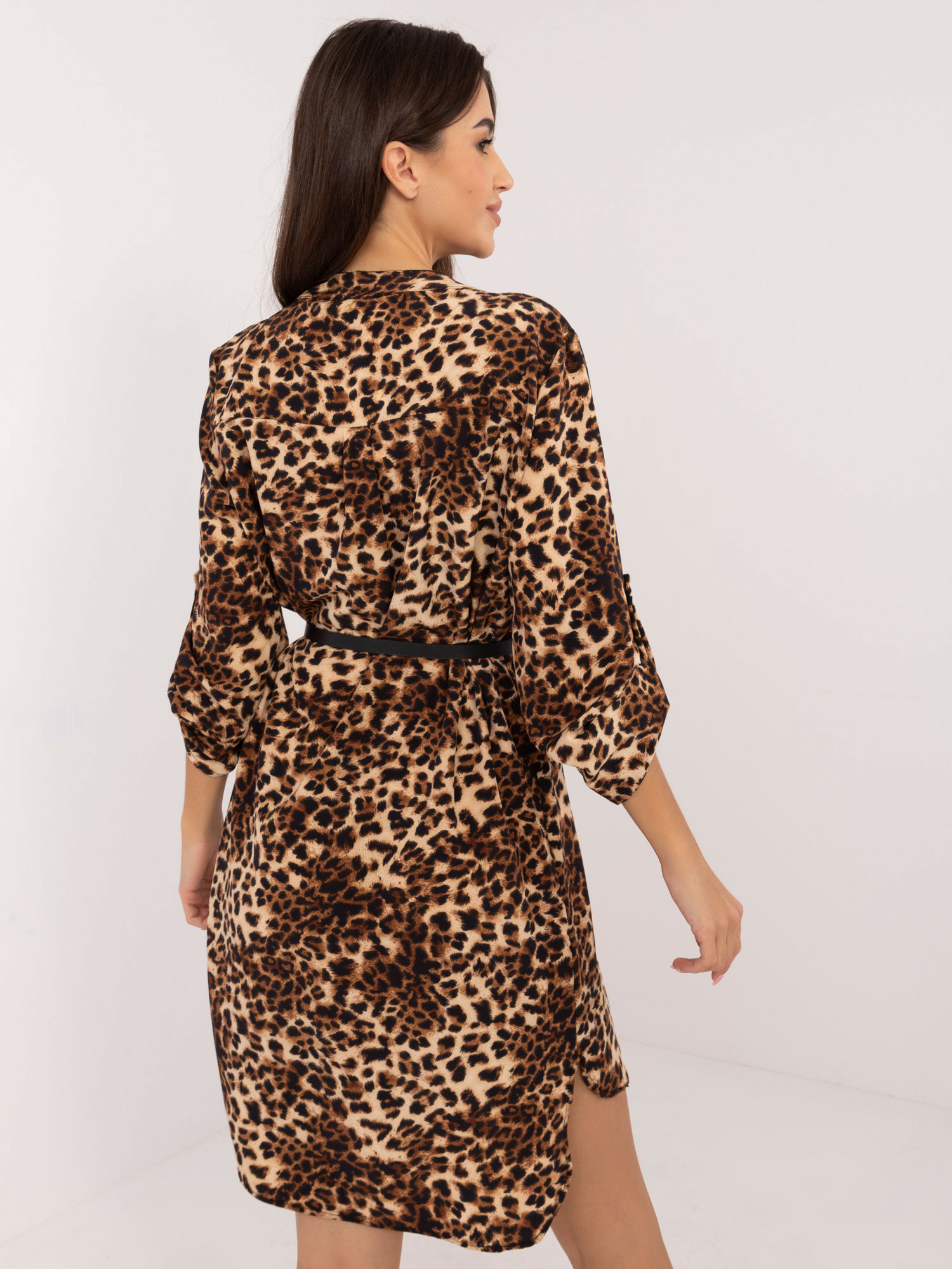 Hurt beige-schwarzes Hemdkleid mit Leopardenmuster.