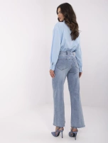 Blaue Damen-Jeans im Weitschnitt.