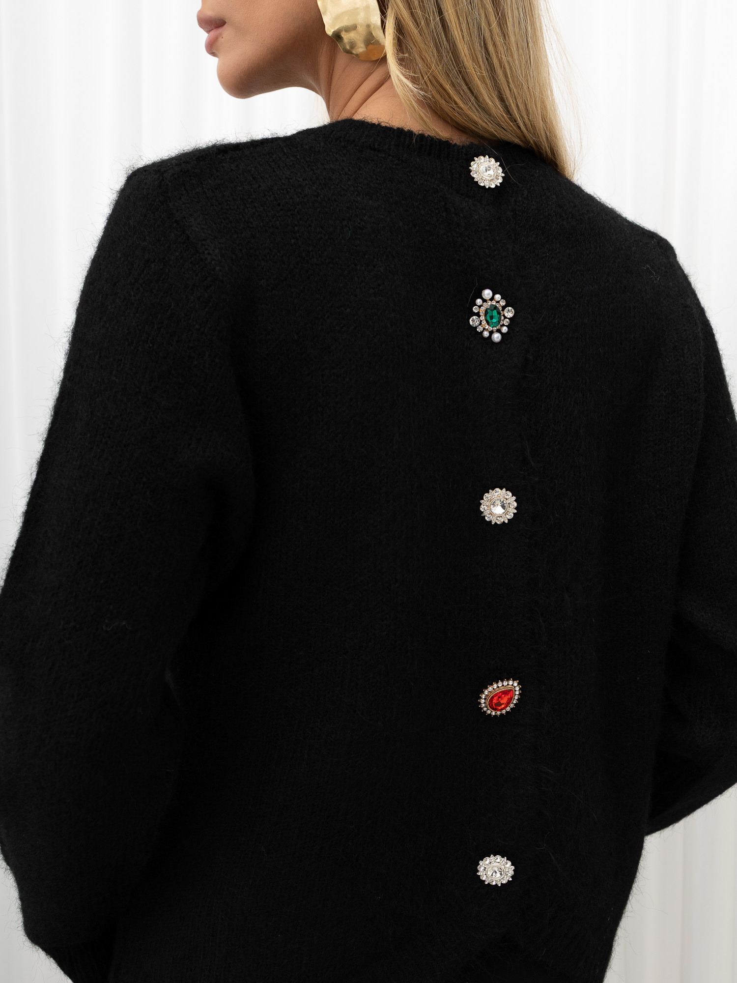 Schwarzer flauschiger Cardigan mit rundem Ausschnitt.