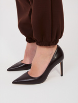 Czekoladowe dresowe spodnie z kwiatową broszką