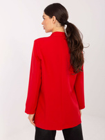 Czerwona marynarka z poduszkami na ramionach