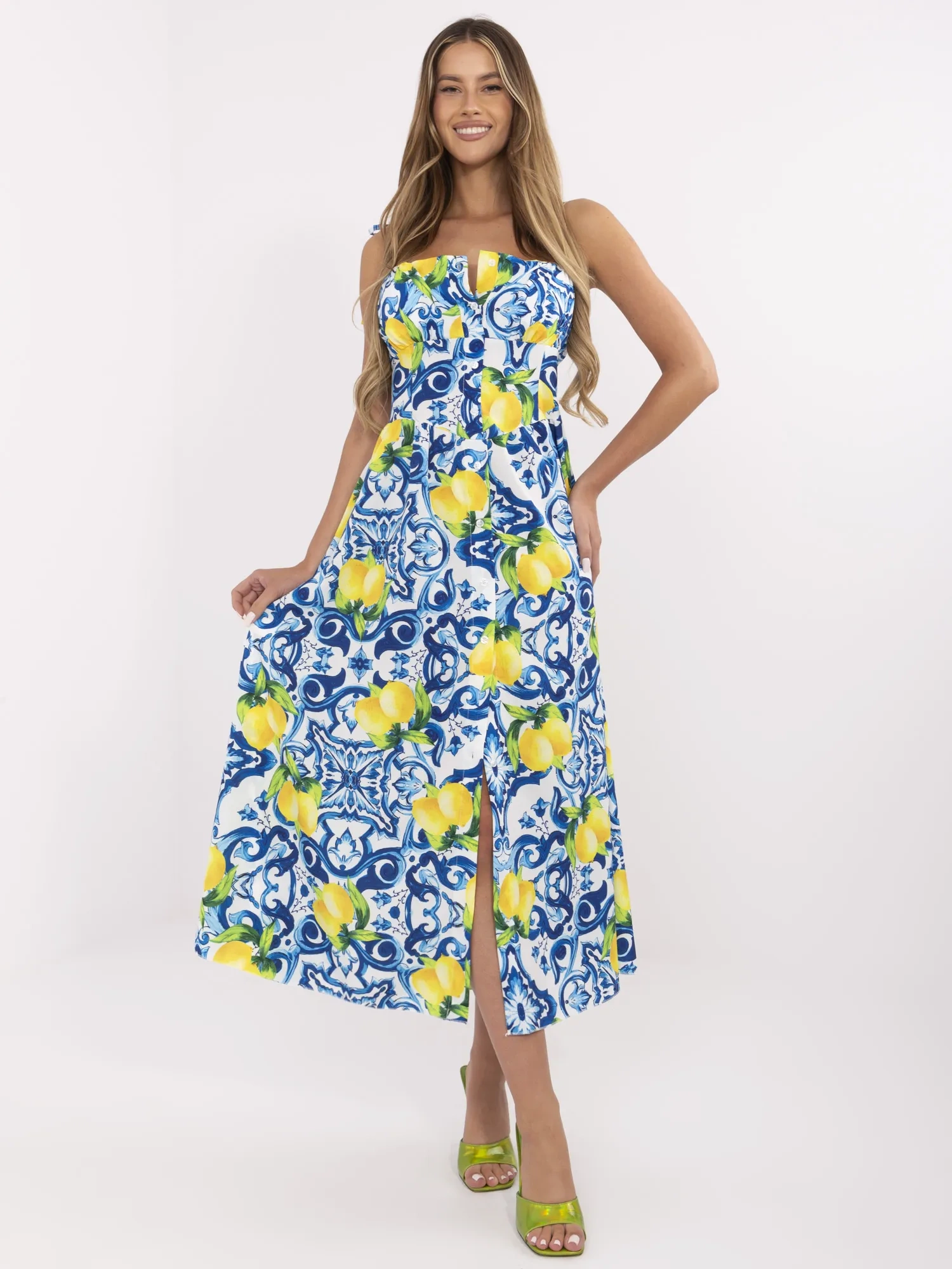 Blaue-gelbe lange Kleid mit Mustern.