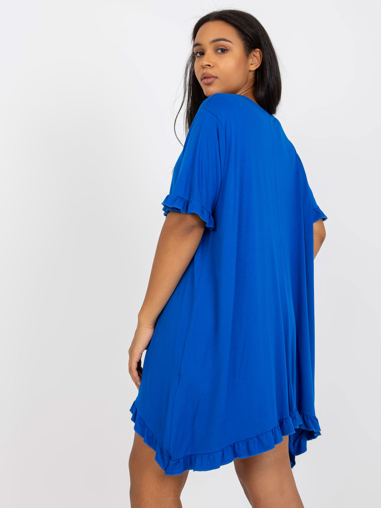 Ciemnoniebieska mini sukienka plus size z falbaną