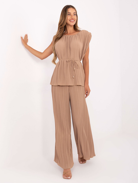 Camelowy komplet z poduszkami na ramionach