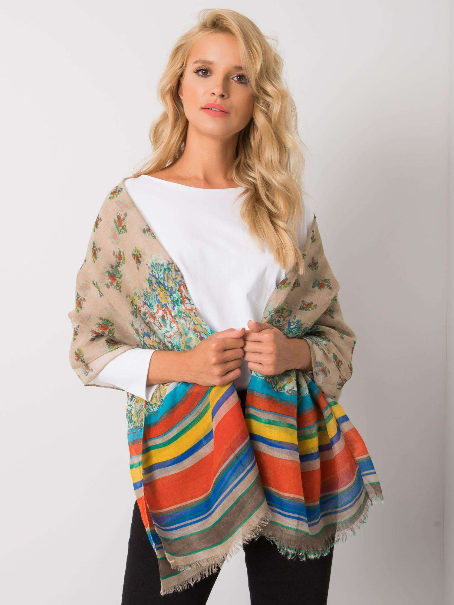 Beige Schal aus Viskose mit Mustern.
