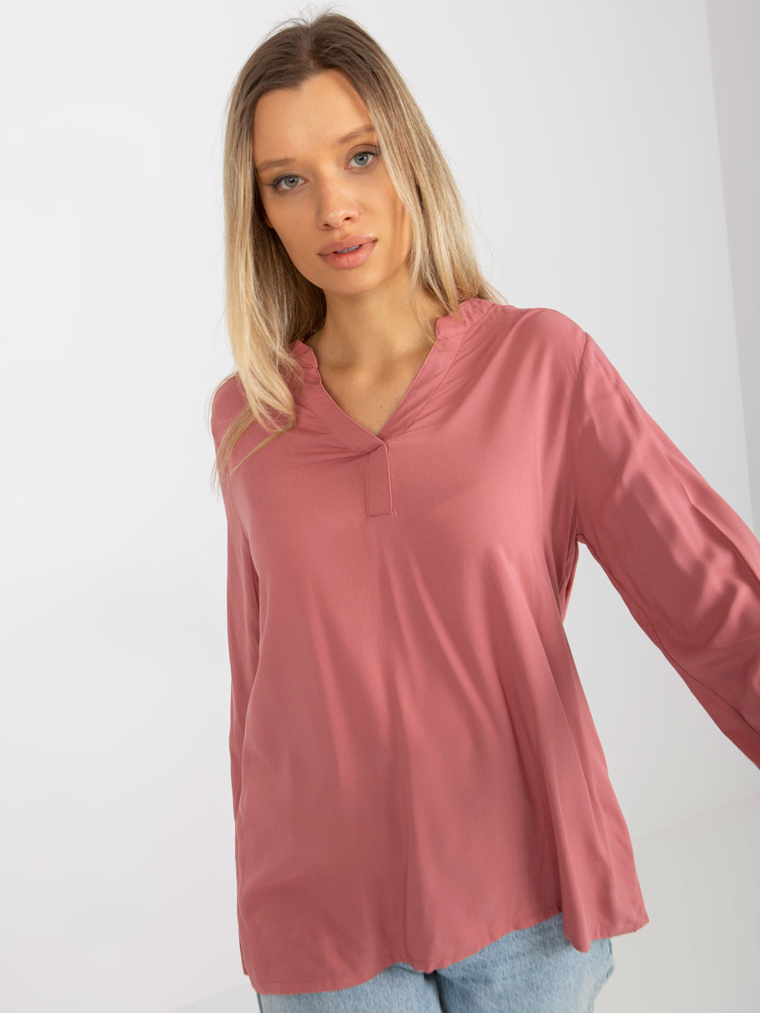 Hurt brudnoróżowa gładka bluzka z dekoltem V SUBLEVEL.  
**Großhandel schmutzig-rosa glatte Bluse mit V-Ausschnitt SUBLEVEL.**