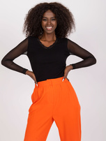 Czarna prążkowana bluzka z koronką i dekoltem w serek RUE PARIS