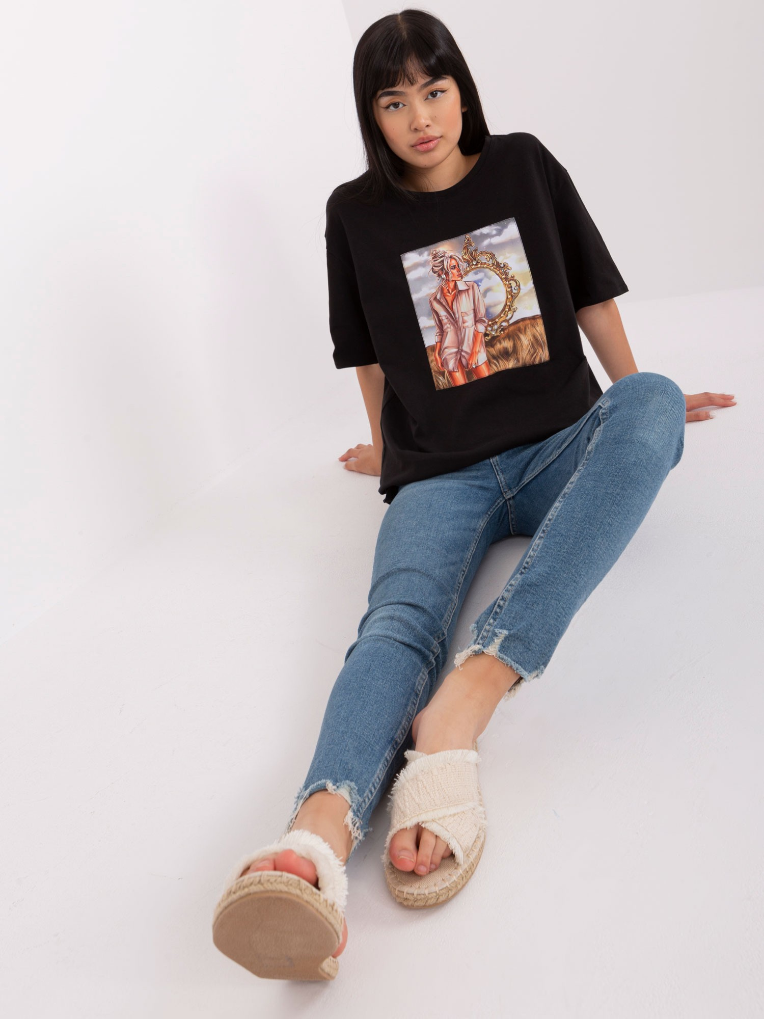 Czarny t-shirt z nadrukiem i aplikacją