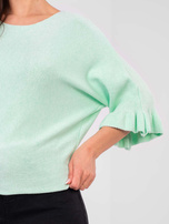 Pastelowy miętowy sweter z rozkloszowanym rękawem