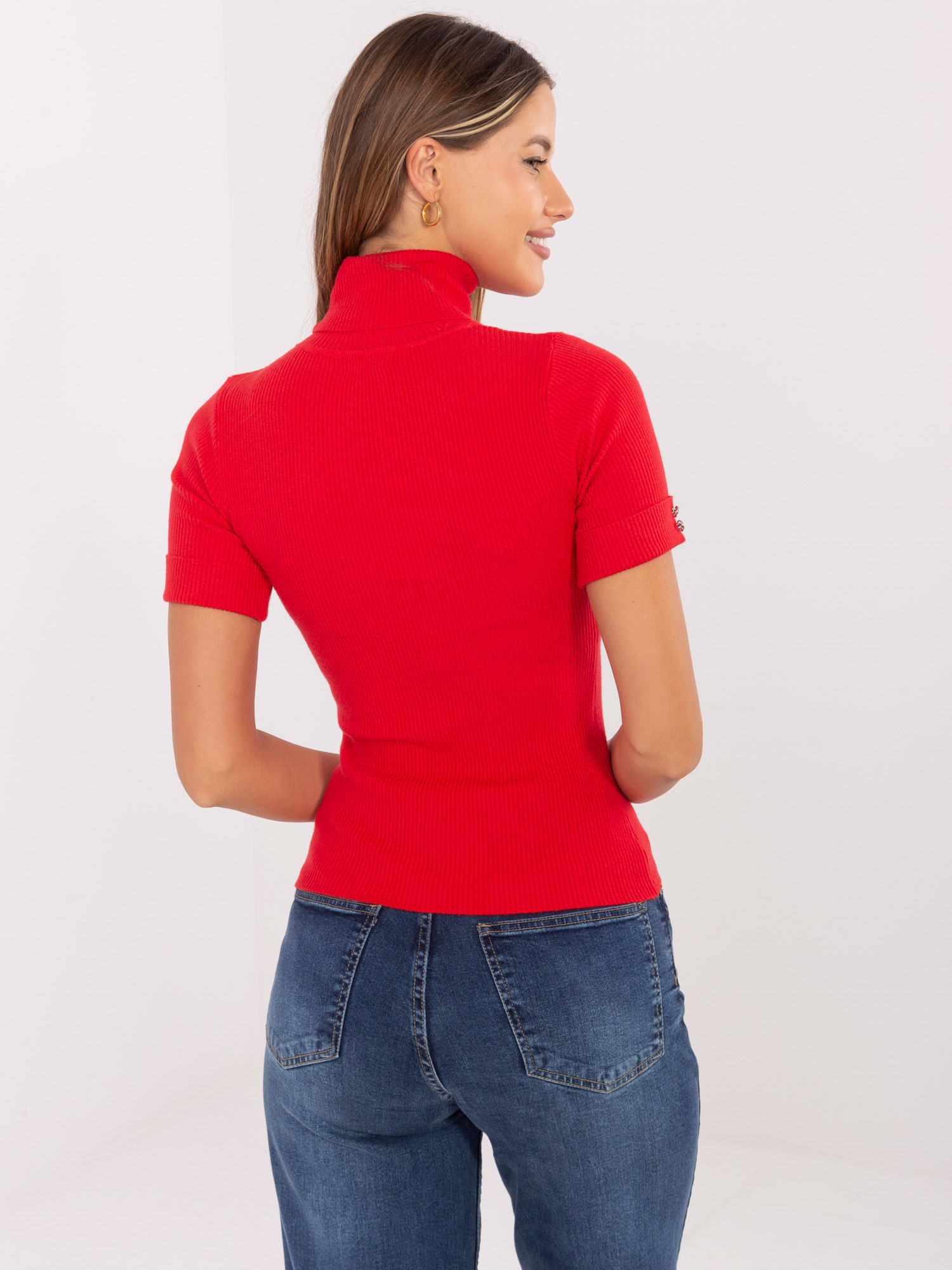 Roter, enganliegender gestreifter Pullover.