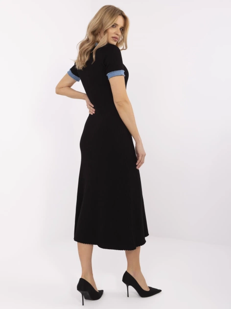 Czarna przylegająca sukienka w szeroki prążek