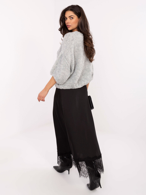 Jasnoszary damski sweter boucle z rękawem 3/4