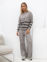 Grau gestricktes Set mit weiten Hosen.