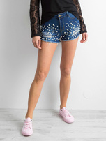 Dunkelblaue Jeansshorts mit Perlen.