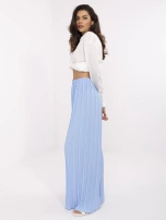Jasnoniebieskie spodnie palazzo z plisowaniem