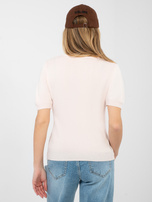 Jasnoróżowy damski sweter o dopasowanym kroju