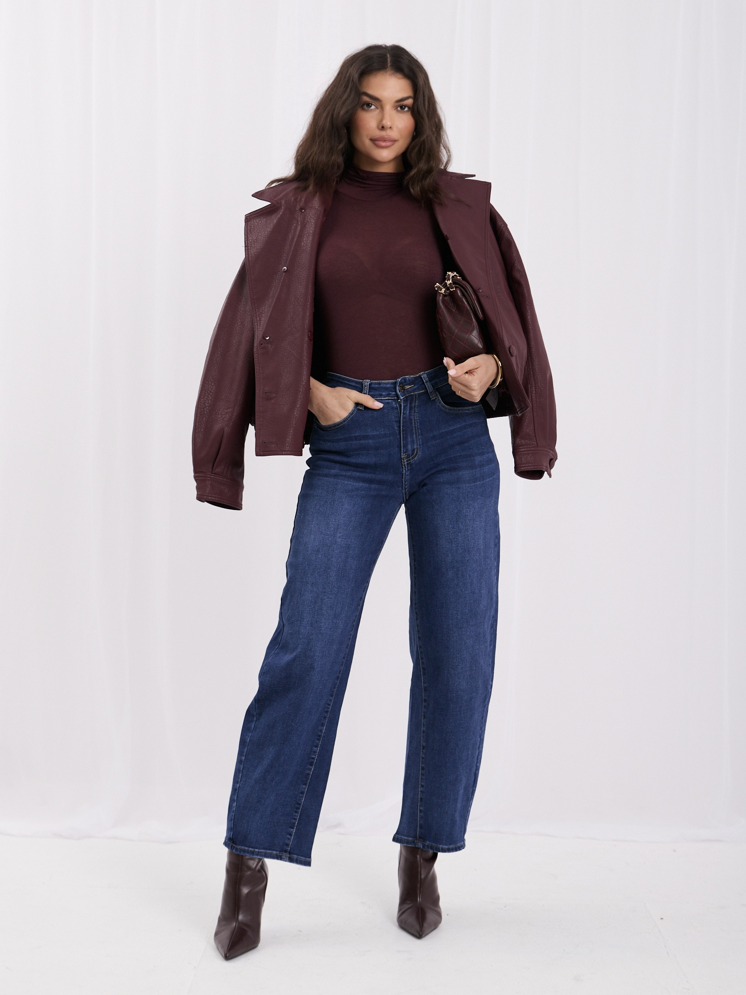 Dunkelblaue Damen Mom Jeans mit geradem Bein.
