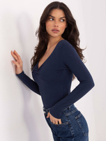 Granatowa bluzka z ozdobnym węzłem na dekolcie 