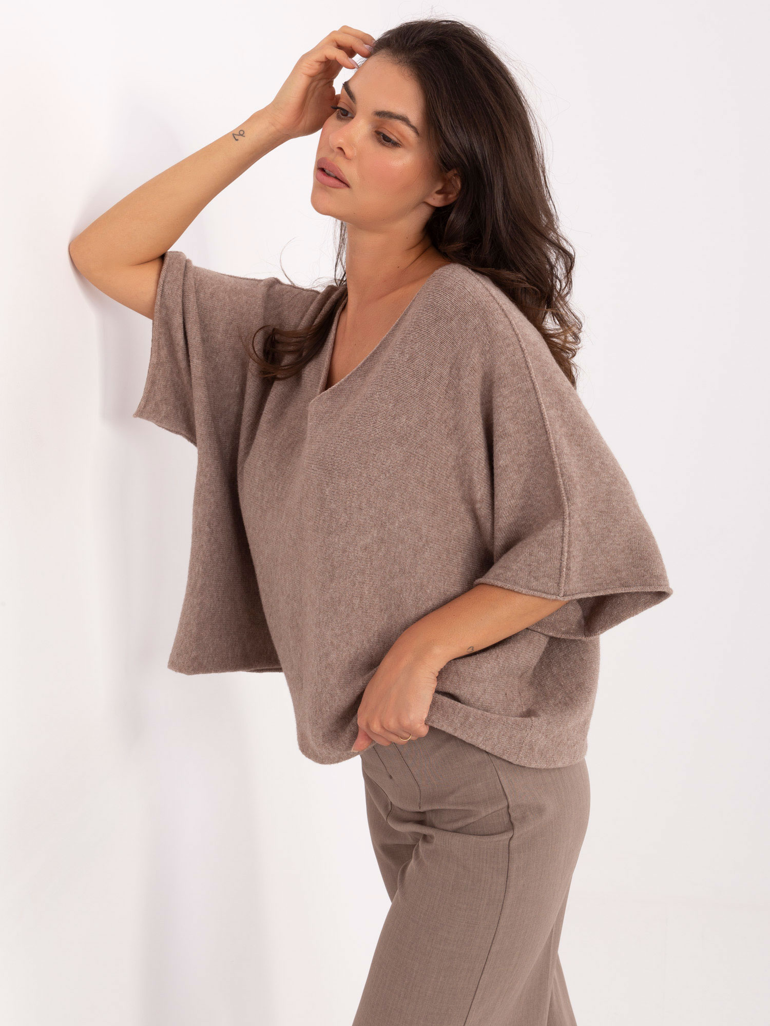 Sweter ciemny bezowy