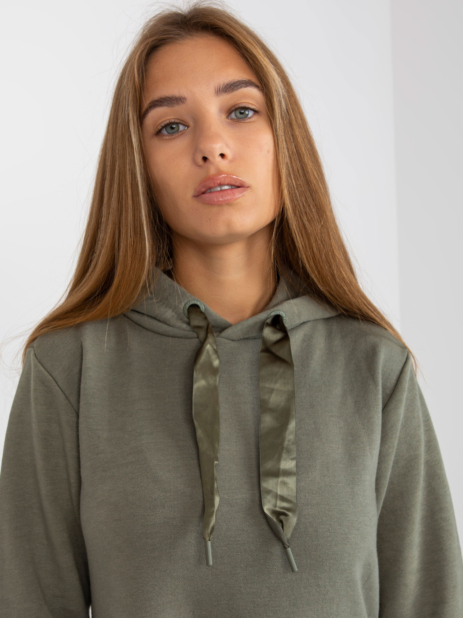 Khaki rozkloszowana sukienka dresowa z falbaną FRESH MADE